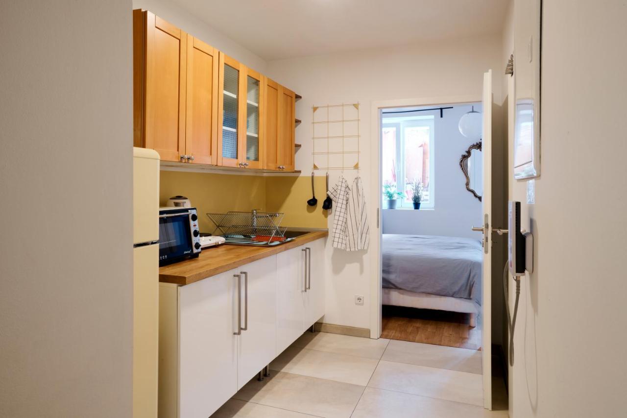 Beautiful Park Apartment For 4 Guests Berlino Esterno foto